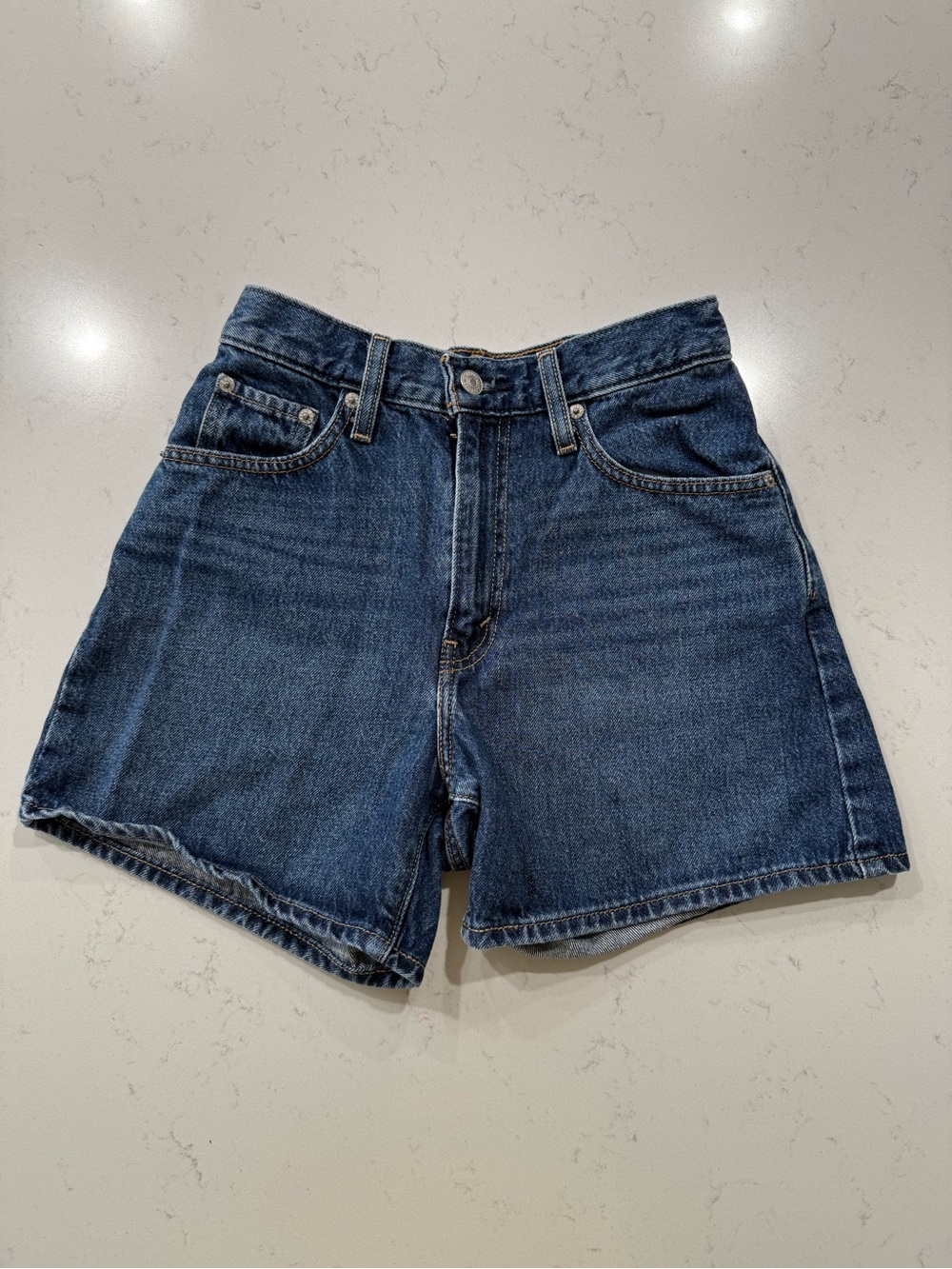Levi's Cinch Classic High-Waist Dark Wash Denim Shorts. Size 25 - Picture 3 of 9